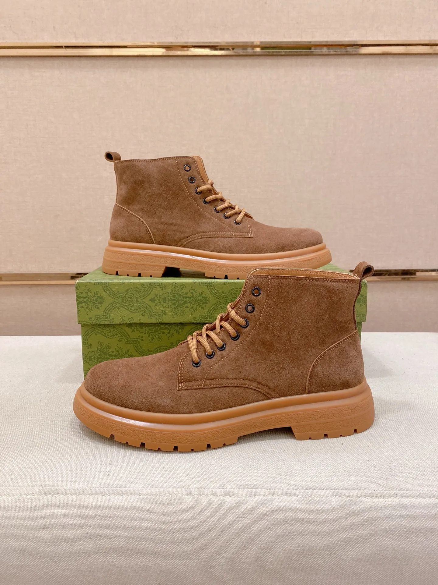 Men's shoes💰 440💰 Leather and velvet lining optional! The new high-top GUCCI counters are on the market at the same time. The new men's shoes and 😘fabric are selected from imported cowhide. The lining: leather lining and plush lining are optional. 👍🏿 High-end ☄️ air-cushion molded anti-slip rubber outsole, exquisite lines, simple and elegant, comfortable and high-end for leisure travel. Code number: 38 to 44 (45 can be customized and cannot be returned or exchanged)